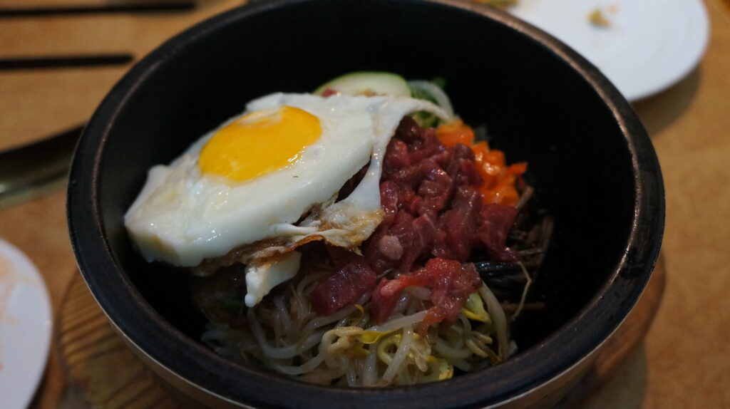 알록달록한 나물과 고추장을 올린 전통 비빔밥