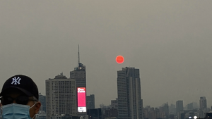 도심 위로 옅은 황갈색 연무가 깔린 하늘