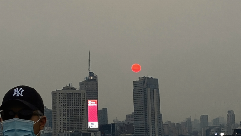 도심 위로 옅은 황갈색 연무가 깔린 하늘