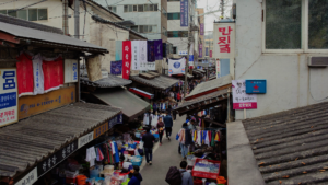 전통시장의 매력: 정겨움이 흐르는 곳