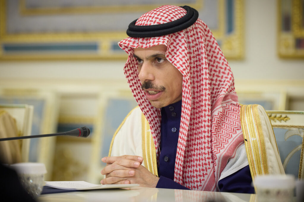 대한민국과 미국 국기가 나란히 게양된 외교 행사 장면