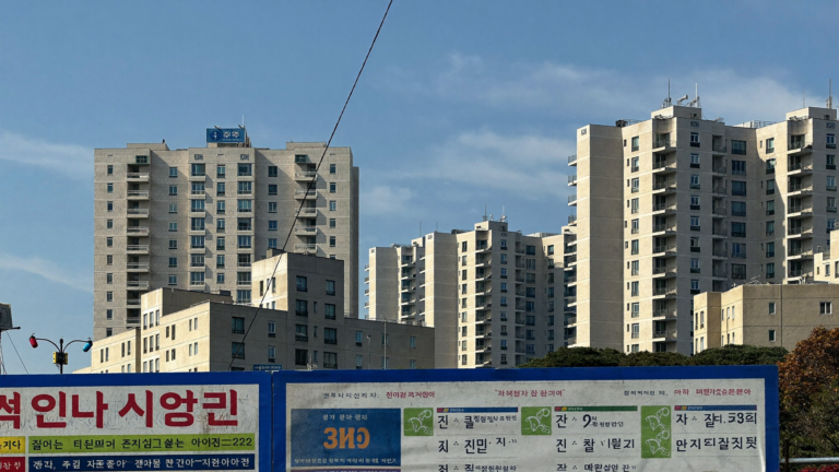 한국 도심의 아파트 단지 전경