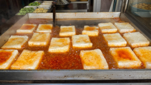 빨간 고추장 소스에 버무려진 떡볶이 한 그릇