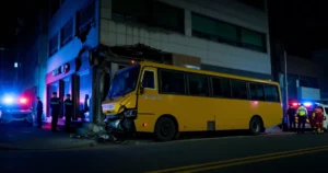 서울 홍제동 마을버스 상가 돌진…차량 3대 잇달아 충돌 후 8명 부상